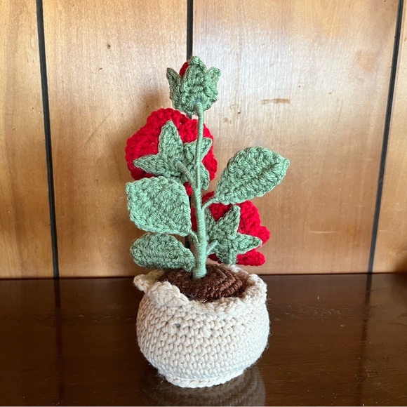 🌹Handcrafted Red Crochet Rose Arrangement🌹 - Picture 3 of 6